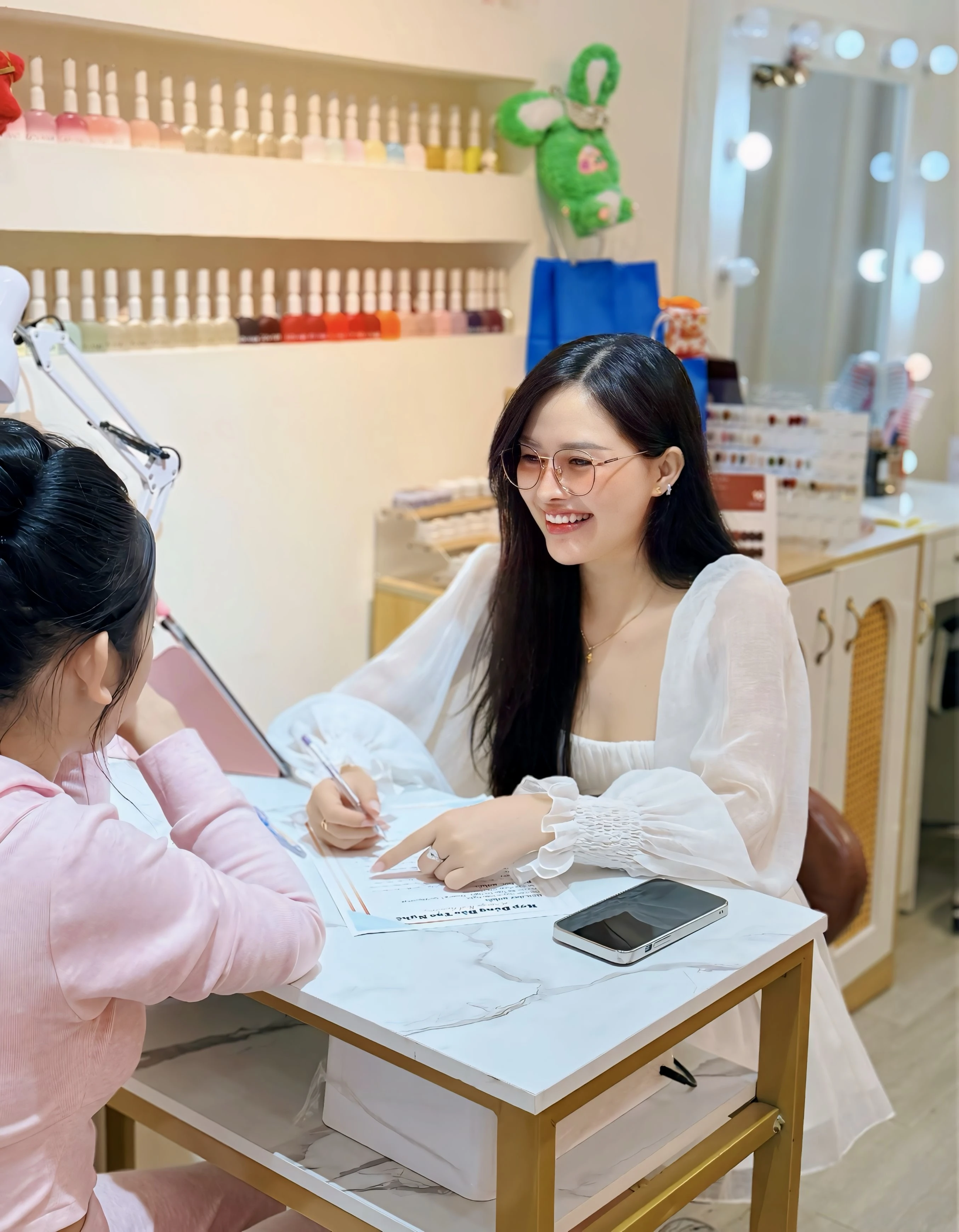 Không khí studio móng với phong cách mềm cao cấp