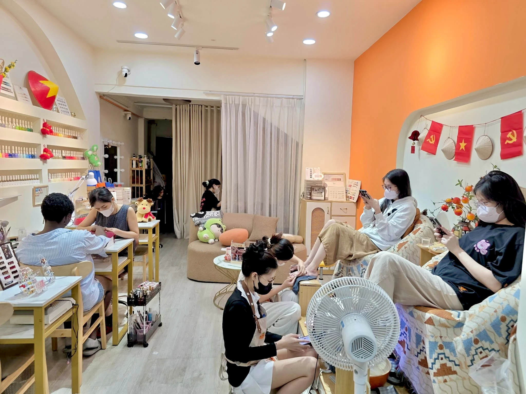 Quầy đón khách salon và nội thất đẹp