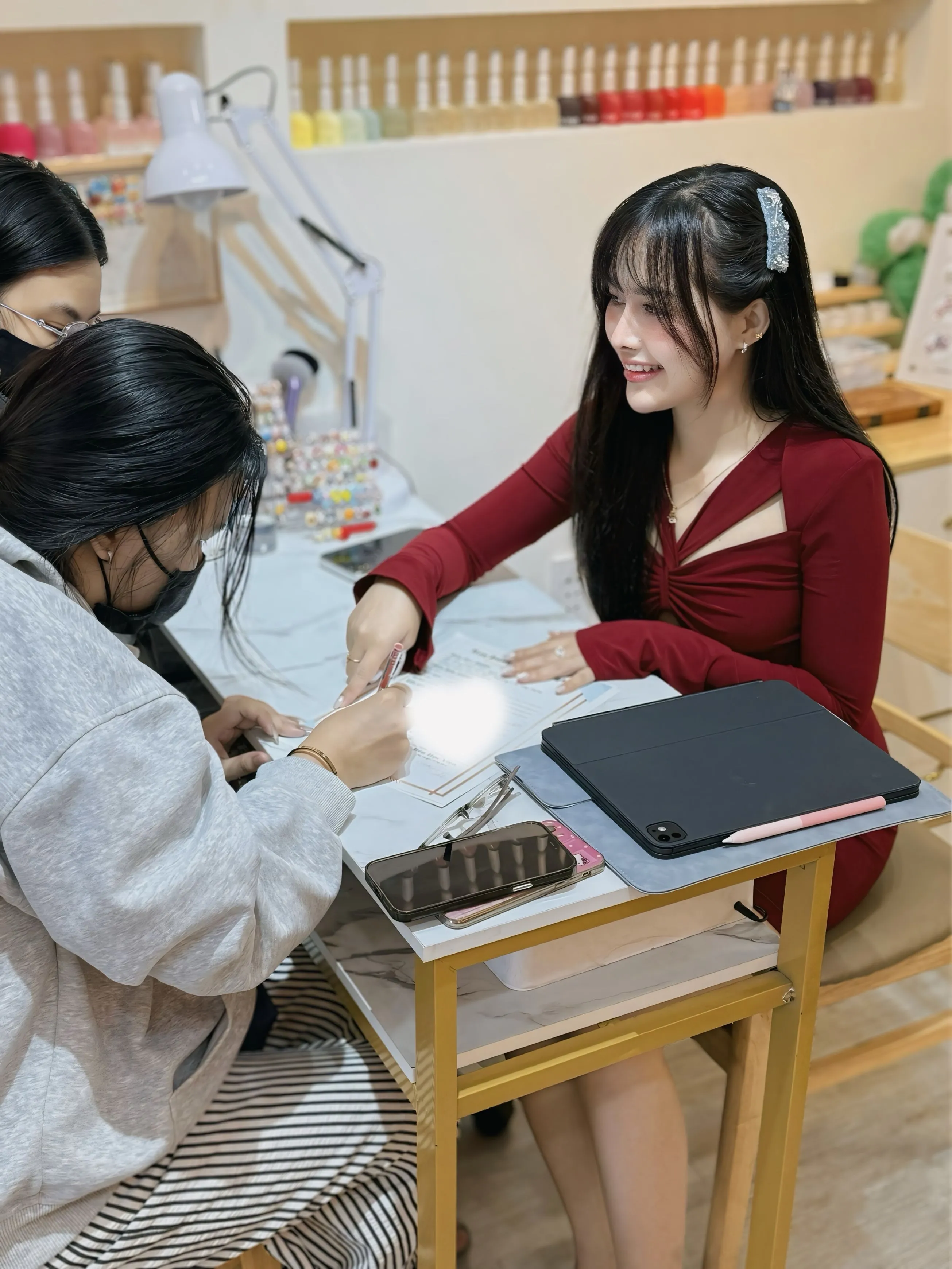 Nội thất salon trung tính và tạo kiểu manicure